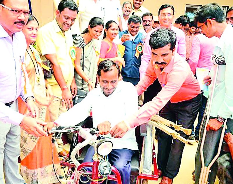 Distribution of bicycles to 112 persons with disabilities | १२२ दिव्यांगांना सायकलींचे वाटप