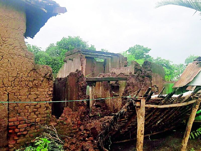 Downfall of houses due to rain | पावसामुळे घरांची पडझड