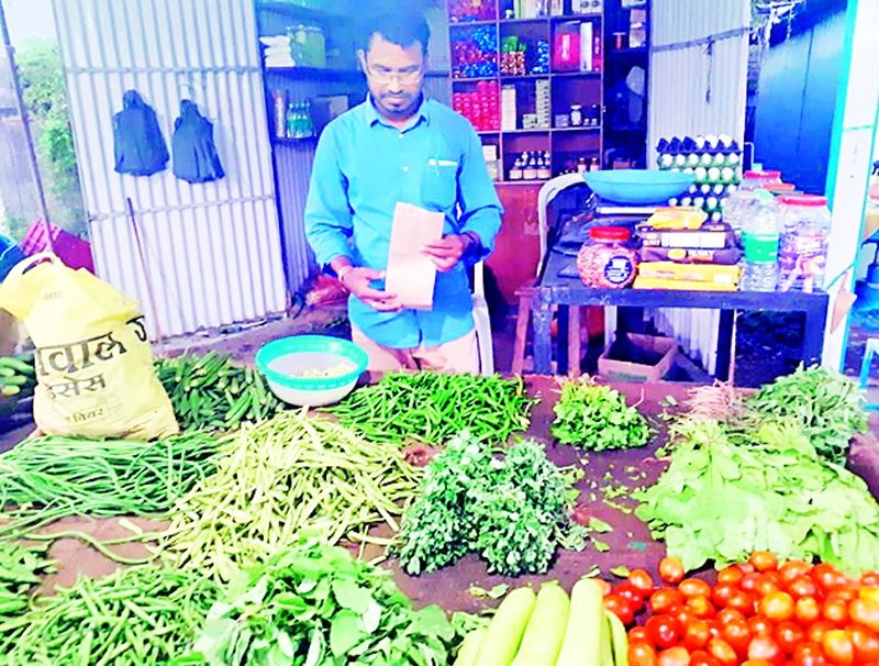 Vegetable vendor struggling for a plastic ban | प्लास्टीक बंदीसाठी झगडणारा भाजी विक्रेता