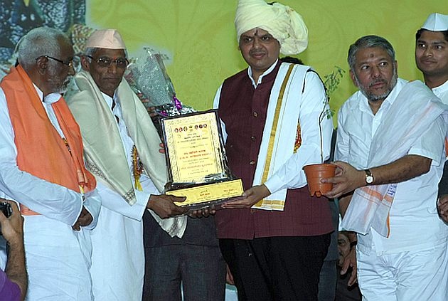 Satyapal Maharaj felicited by Saint Chokhamela Award in Gondia | गोंदियात सत्यपाल महाराजांचा संत चोखामेळा पुरस्काराने गौरव