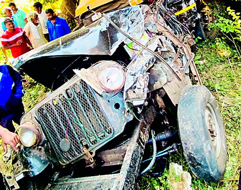 Rushing truck crashes on Kalpivali; Three people were killed | भरधाव ट्रक काळीपिवळीवर कोसळला; तीन जण ठार