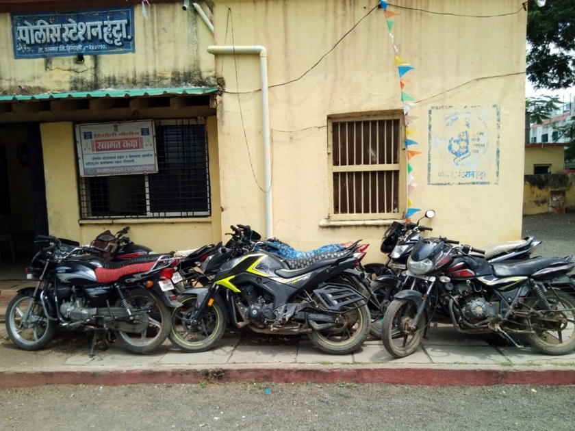  On the gambling stand, the bunker, 8 bike, mobile seized | जुगार अड्ड्यावर धाड, ८ दुचाकी, मोबाईल जप्त