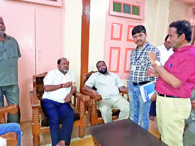 Animal Welfare Minister, Mahadev Mahadev Jankar, visited Trimbakeshwar for the visit to Nashik on the occasion of private tour. | खासगी दौºयानिमित्त नाशिकला आलेले पशुसंवर्धनमंत्री महादेव महादेव जानकर दर्शनार्थ त्र्यंबकेश्वरला !