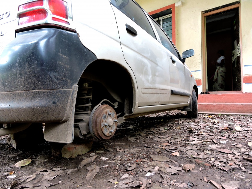Two wheels of a car parked in the courtyard disappear | अंगणात उभ्या केलेल्या कारची दोन चाके गायब