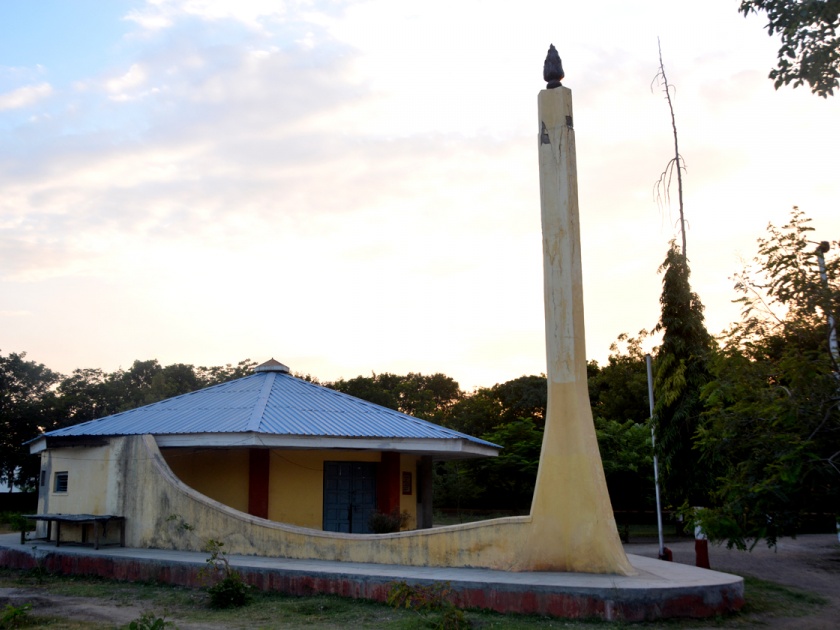 Monument to the monument in the absence of repair | दुरूस्तीअभावी स्मारकांना घरघर
