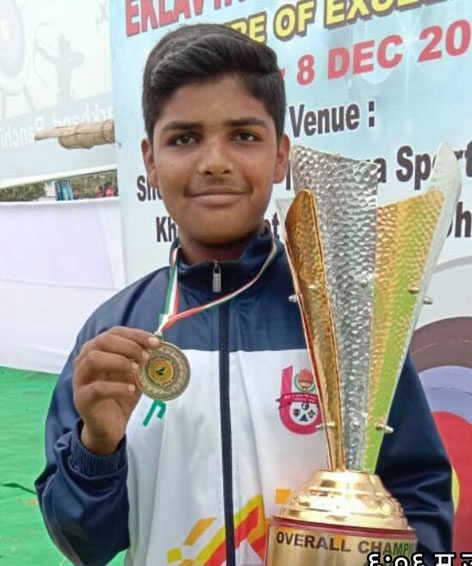 Gram Panchayat felicitated gold medalist Karan Salok | सुवर्णपदक विजेत्या करण साळोकचा माहोरा ग्रामपंचायतीकडून सत्कार