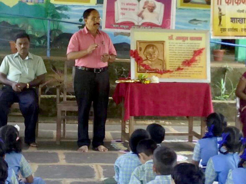 Reading inspiration day at Dhawavady school through Konkan Marathi Sahitya Parishad | कोकण मराठी साहित्य परिषदेच्यावतीने धवडकी शाळेत वाचन प्रेरणा दिन