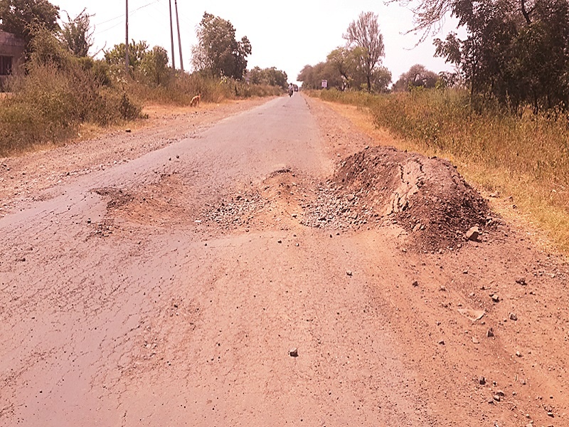 Jamkhed-Shrigonda road became accidental | जामखेड-श्रीगोंदा रस्ता बनला अपघातसाखळी