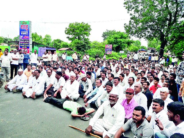 Veeragavi farmers stop the highway | वीरगावी शेतकऱ्यांनी महामार्ग रोखला