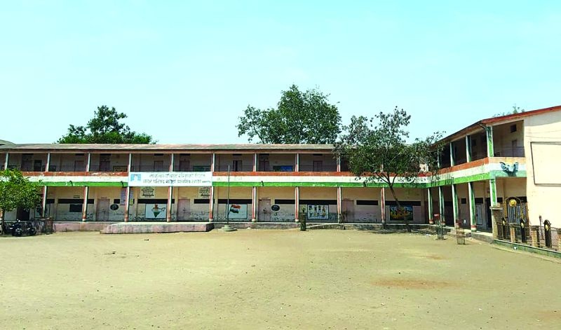3 schools closed in Municipality of Khamgaon | खामगाव शहरातील  नगर पालिकेच्या १४ शाळा बंद
