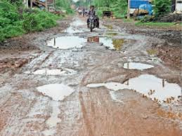 Citizens suffer due to stagnant water on Takli Road | टाकळी रोडवर साचनारया पाण्यमुळे नागरिक त्रस्त