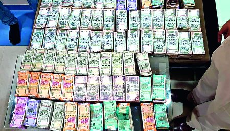 74 lakh cash seized in Jaysinghpur | जयसिंगपूरमध्ये ७४ लाखांची रोकड जप्त