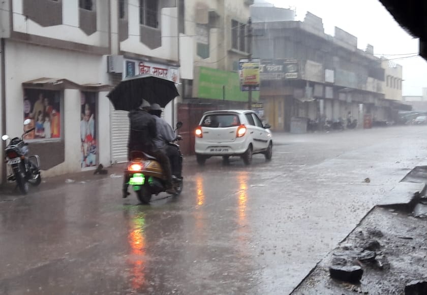 Citizens rush to Lasalgaon due to rains | लासलगावी पावसामुळे नागरिकांची धावपळ