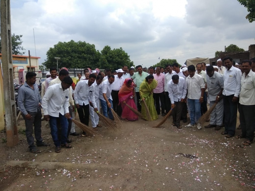  Launch of Cleanliness campaign in Deola taluka | देवळा तालुक्यात स्वच्छता अभियानाचा शुभारंभ