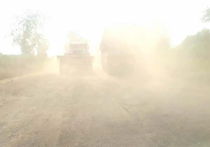 The condition of two-wheelers as the dust is blowing | धूळ उडत असल्याने दुचाकीधारकांचे हाल