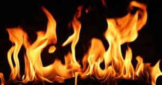 Fire burns three shops in Khandrabari | खांडबाऱ्यातील आगीत तीन दुकाने जळून खाक