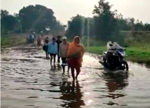 Banana villagers travel through water for voting | मतदानासाठी केळी ग्रामस्थांचा पाण्यातून प्रवास