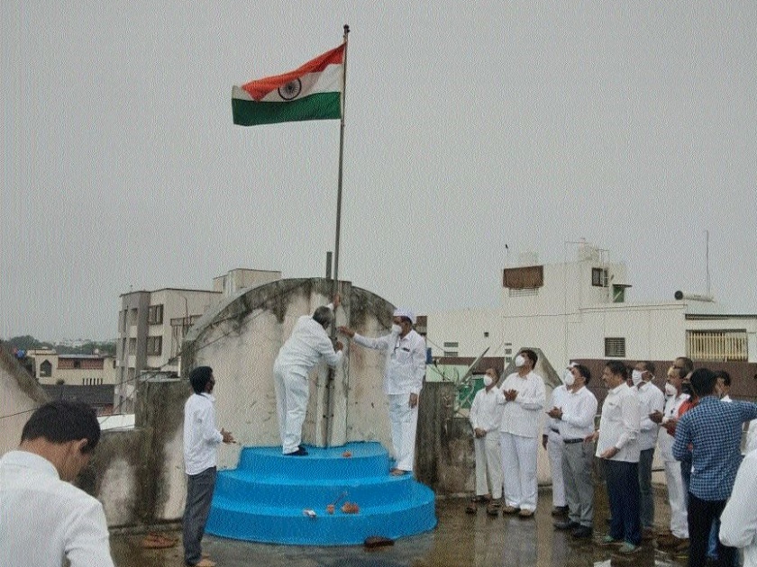 Village Administrator K. T. Flag hoisting by Gadad | ग्रामपालिकेचे प्रशासक के. टी. गादड यांच्या हस्ते ध्वजारोहण