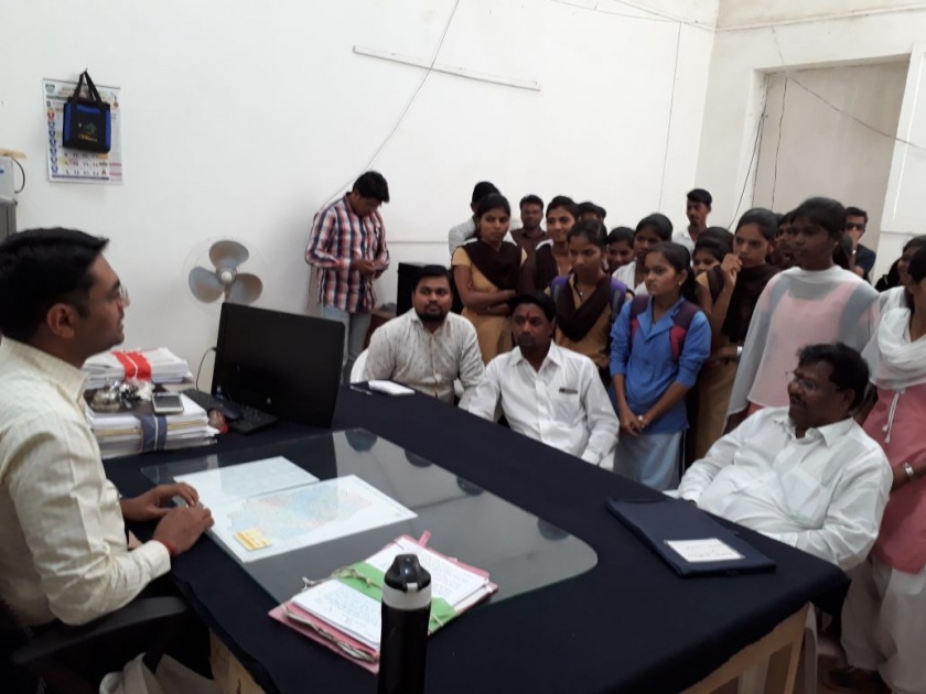 Peth: Tehsil office reached by angry students; Girls' Hostel Problems Under Safety | पेठ : संतप्त विद्यार्थिनींनी गाठले तहसील कार्यालय; सुरक्षितता वाºयावर मुलींचे वसतिगृह समस्यांच्या गर्तेत