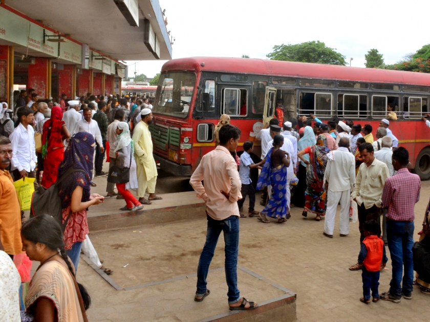 Parbhani: Traffic conditions due to shortage of buses | परभणी: बसच्या कमतरतेमुळे प्रवाशांचे हाल