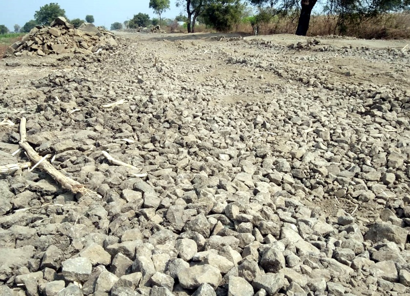 Parbhani: An excavation of 1200 acres of sugarcane by scavenging the road | परभणी : रस्ता खोदल्याने १२०० एकर उसाचा प्रश्न ऐरणीवर