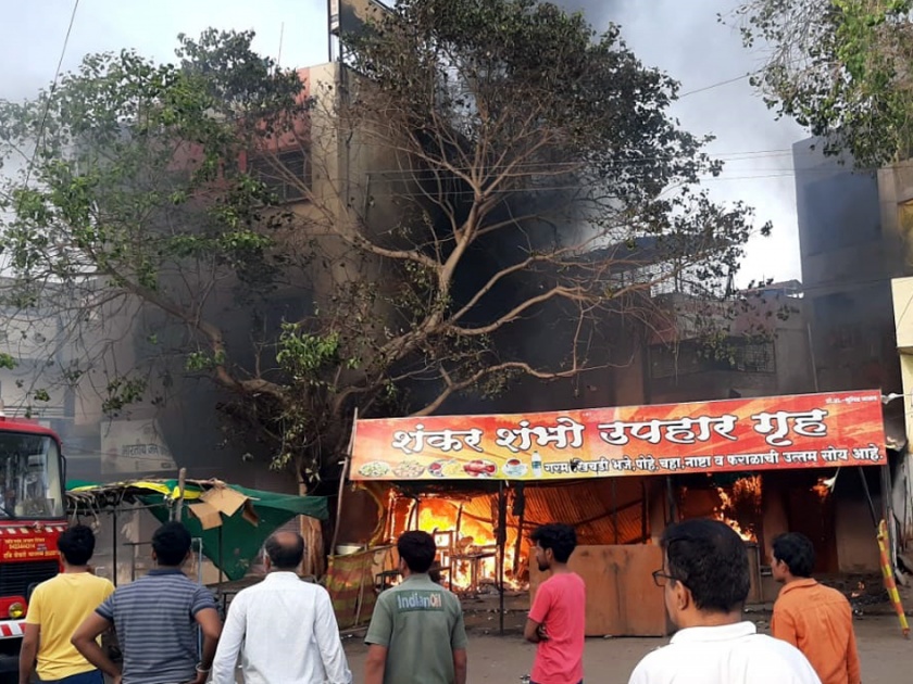 Parbhani: Atomobile shop fire | परभणी : आॅटोमोबाईल दुकान आगीत खाक