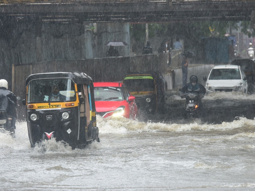 Mumbapuri was washed away by the rain | मुंबापुरीला पावसाने धो धो धुतले