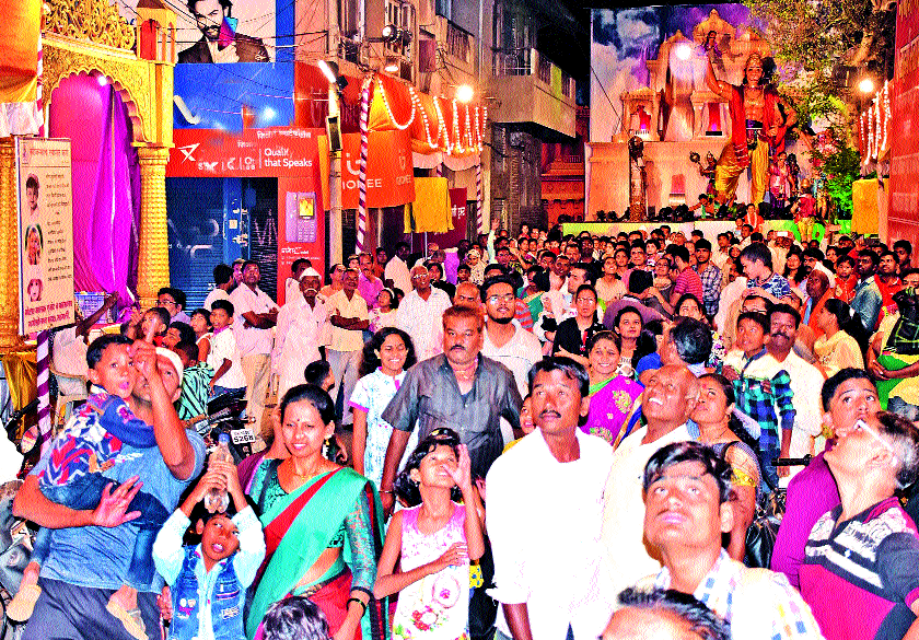 Road to Sangli rises crowds to see the scenes ... | देखावे पाहण्यासाठी सांगलीतील रस्ते गर्दीने फुलले...