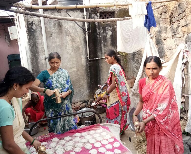 Satara: Women in rural areas are busy working for summer, making substances home made | सातारा : ग्रामीण भागातील महिला उन्हाळी कामात व्यस्त, पदार्थ घरी बनविण्यावर भर