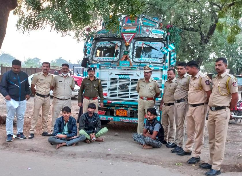 A stolen onion truck was caught in Haryana | चोरीला गेलेला कांद्याचा ट्रक हरयाणात पकडला