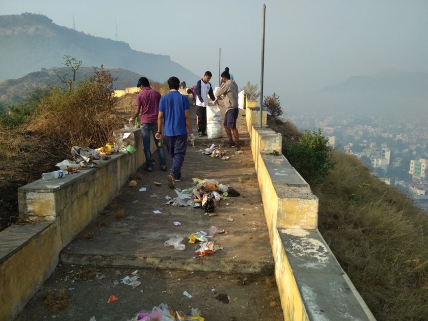 25 granddaughter garbage deposits from four walls situated on the banks of Ajinkya Fort in Satara | साताऱ्यात अजिंक्यतारा किल्ल्याच्या पायथ्याला वसलेल्या चार भिंत परिसरातून २५ पोती कचरा जमा