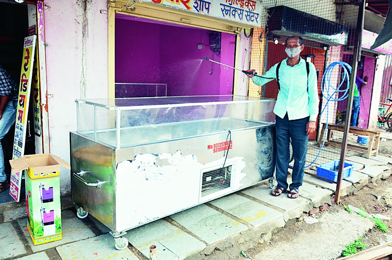 The coffin has now become a necessity for Solapurkars | मृतदेहाची शीतपेटी आता सोलापूरकरांसाठी बनली गरजेची वस्तू