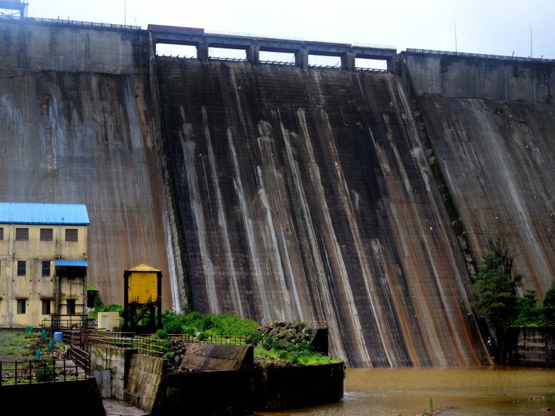 The construction of the Temghar dam was not done in the construction period | टेमघर धरण बांधताना भेगा बुजविण्याचे कामच नव्हते झाले 
