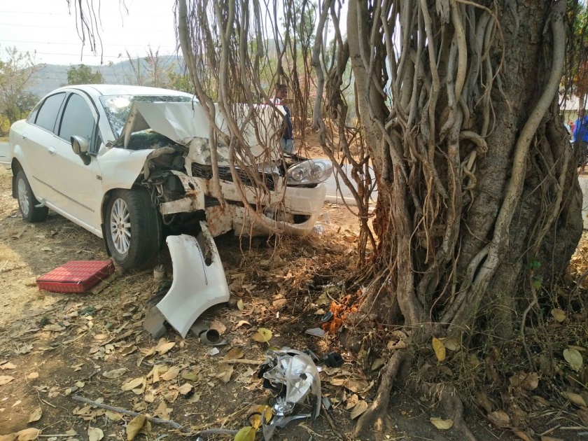 Satara: Car killed in top of car; Two injured | सातारा : कार झाडावर धडकून अव्वल कारकून ठार; दोन जखमी