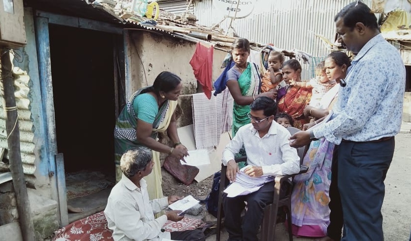Voting lots reached villages and villages | गाव-खेड्यात पोहोचल्या मतदान चिठ्ठ्या
