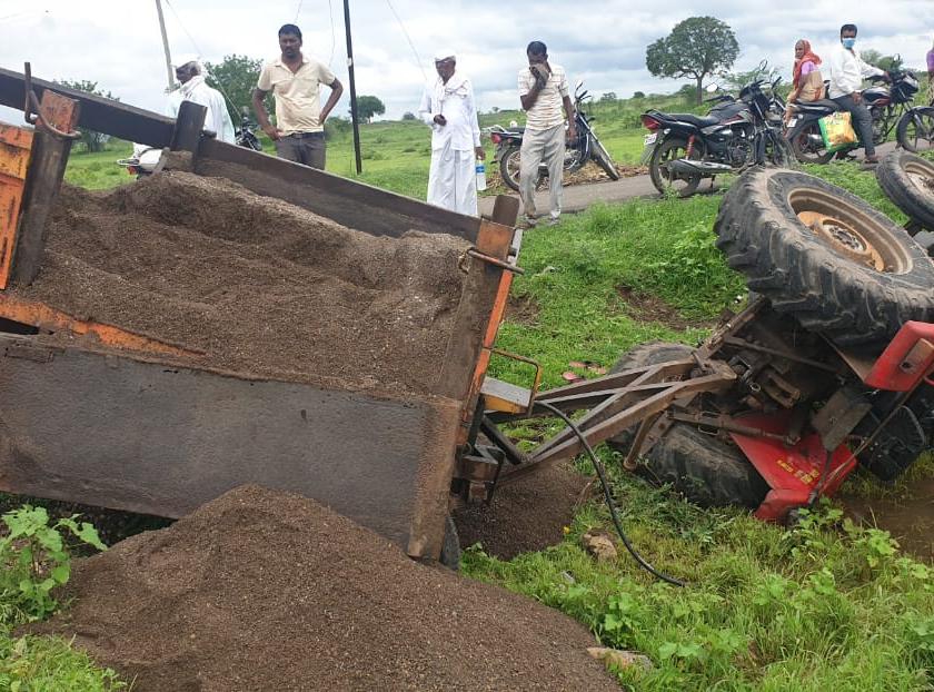 The sand tractor blew up the motorcycle; Young man from Ashti taluka killed on the spot | वाळूच्या ट्रॅक्टरने मोटारसायकलला उडवले; आष्टी तालुक्यातील तरुण जागीच ठार 