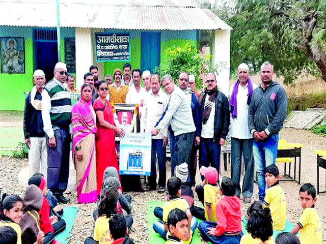 Friendship ZP Visit the school water purification machine | मित्रपाडा जि.प. शाळेस पाणी शुद्धीकरण यंत्र भेट