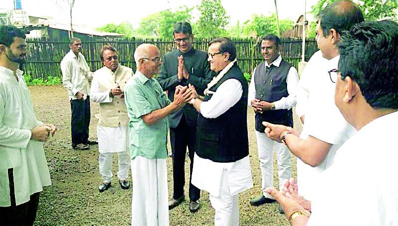Housing minister Prakash Mahato visited Gandhi Ashram | गृहनिर्माण मंत्री प्रकाश महेता यांची गांधी आश्रमला भेट