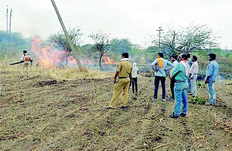 Villagers escaped from fire due to alert of youth | युवकांच्या सतर्कतेमुळे आगीपासून बचावले गांव