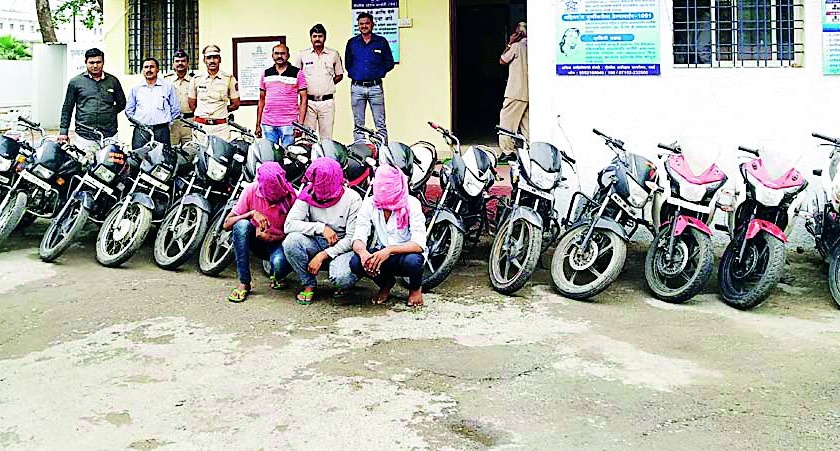 Two wheelers stolen from Amravati youth in Wardha | अमरावतीच्या युवकांकडून वर्धेत दुचाकींची चोरी