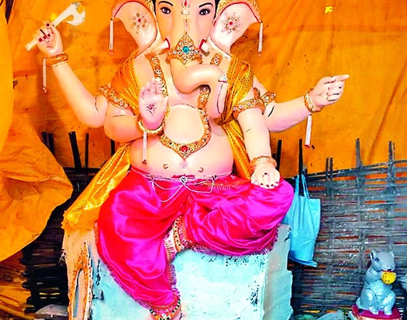 Eco-friendly Ganesh idol without training | प्रशिक्षणाविना साकारली पर्यावरणपूरक गणेशमूर्ती