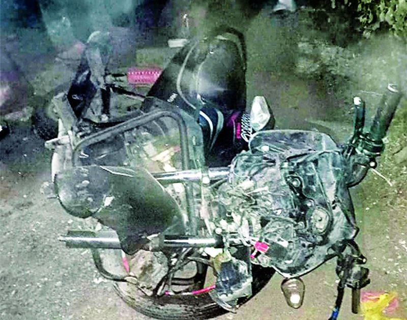 One killed in a Ape-bike accident on the spot | अ‍ॅपे-दुचाकीच्या अपघातात एक जागीच ठार