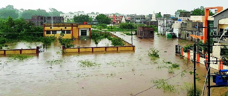 Rainfall in the district by continuous rain | संततधार पावसाने जिल्ह्यात दाणादाण