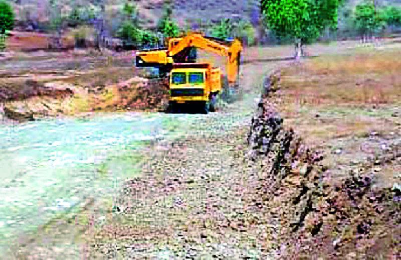Illegal excavation of 22 million mineral minerals for the highway | महामार्गासाठी २२ लाखांच्या गौण खनिजाचे अवैध उत्खनन