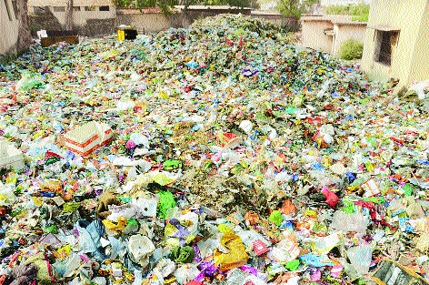 The garbage of Aurangabad road was lifted in two days | औरंगाबादच्या रस्त्यांवरचा कचरा दोन दिवसांत उचला