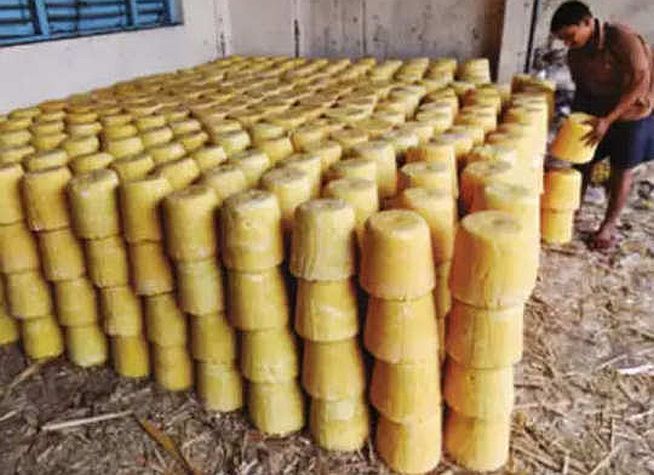 jaggery sale in Amravati district | अमरावती जिल्ह्यातील चांदूर बाजार तालुक्यात पिवळ्या भेसळयुक्त गुळाची मोठ्या प्रमाणात विक्री