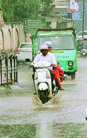 After a month rain in Aurangabad city | महिनाभरानंतर औरंगाबाद शहरात पाऊस