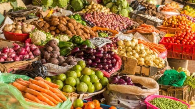 Pune, Moshi, Chakan ‘markets’ are closed and vegetables are scarce; Crowd for shopping in Pimpri | पुणे, मोशी, चाकण ‘मार्केट’ बंद असल्याने भाज्या कडाडल्या; पिंपरीत खरेदीसाठी गर्दी
