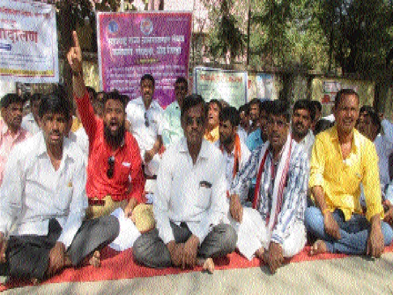 Movement of village workers in Beed district | बीड जिल्ह्यात ग्रामरोजगार सेवकांचे आंदोलन