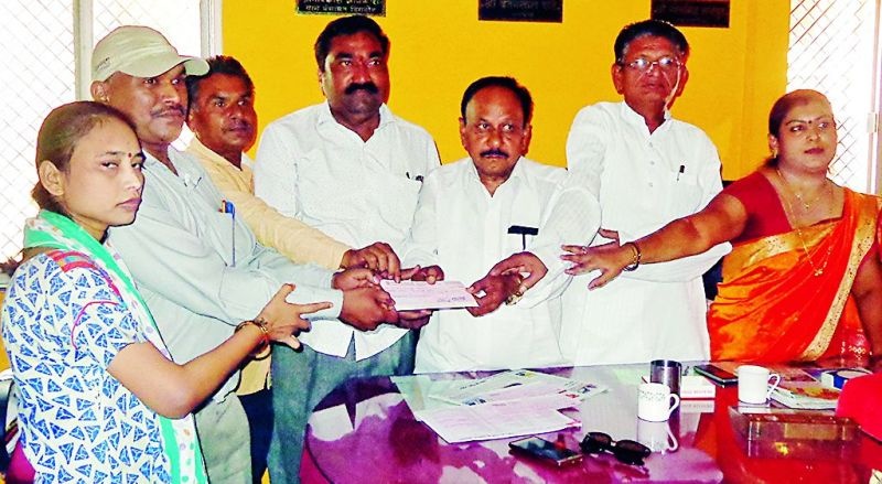 Gram Panchayat gave disables three percent share of income | ग्रामपंचायतीने दिला दिव्यांगांना उत्पन्नातील तीन टक्के वाटा